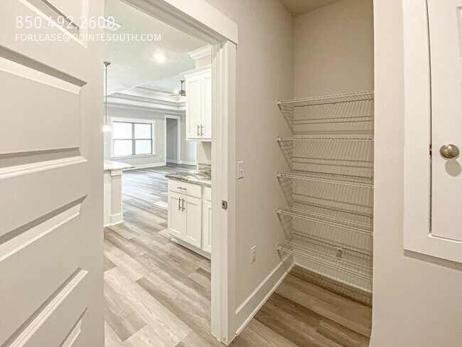 Building Photo - 10078 Lakeview Dr