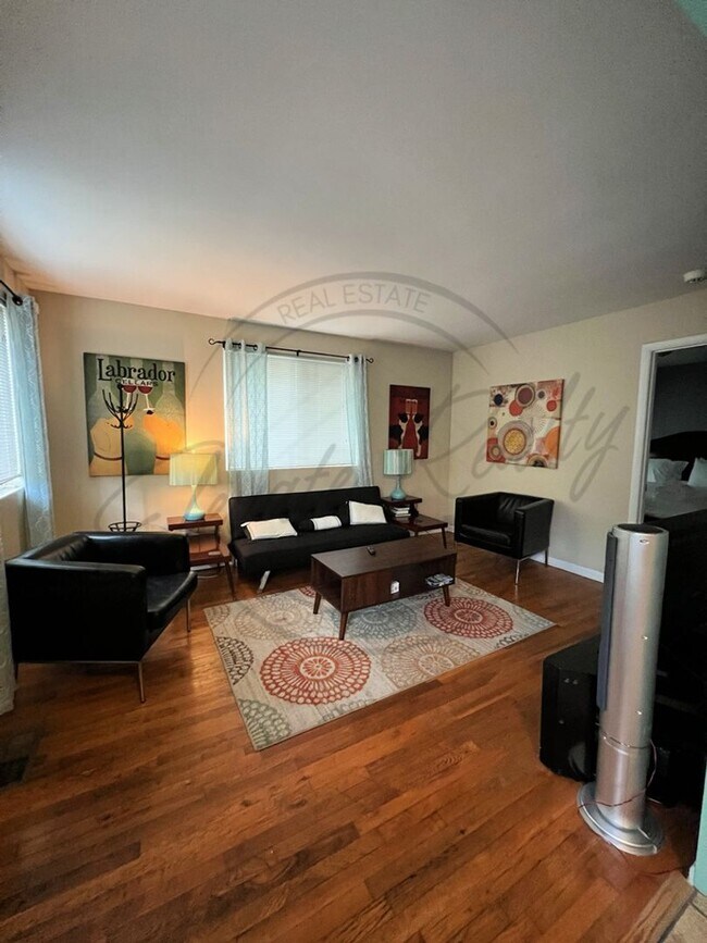 Building Photo - Furnished, Ranch Style Two Bedroom in the heart of Edgehill on Special!