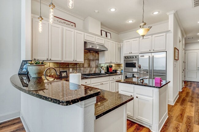 Building Photo - Gorgeous Townhome in The Villas of Hollytree!