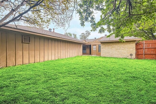 Building Photo - 3005 Saddlehead Dr