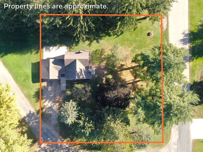 Building Photo - 3- Bedroom, 1- Bath Home with a 2 Car Gara...