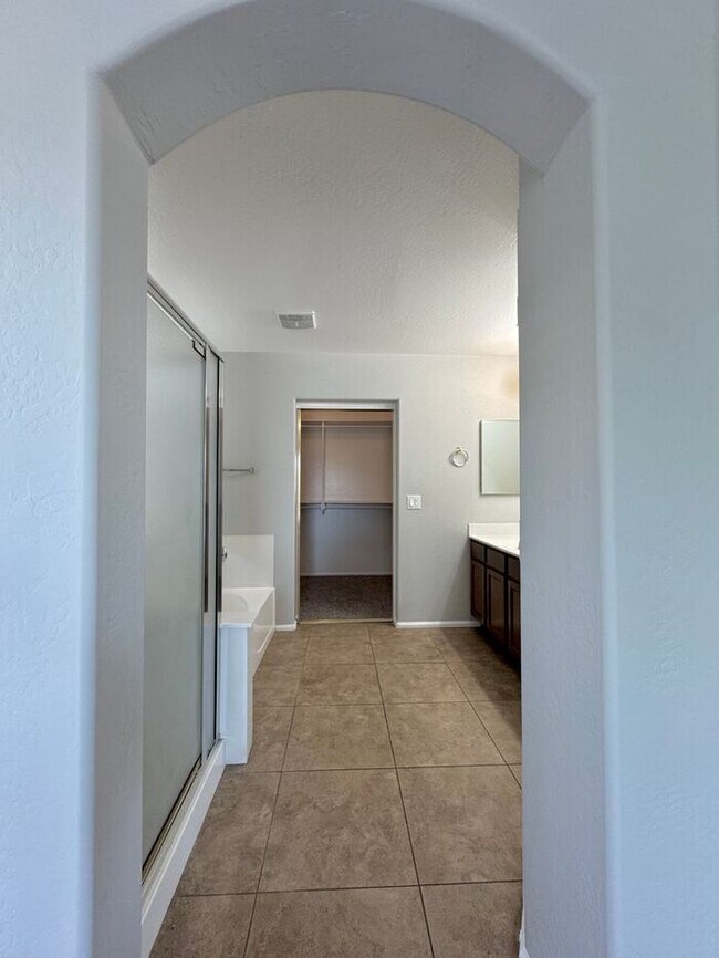 Building Photo - Stunning 4Bedrooms/2.5 Bath Home!