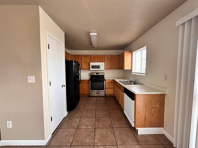 Building Photo - 3 Bedroom 2 Bathroom with 2 Car Garage