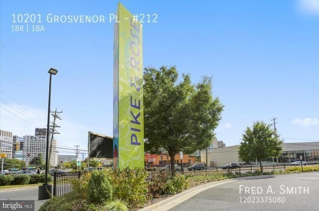 Building Photo - 10201 Grosvenor Pl