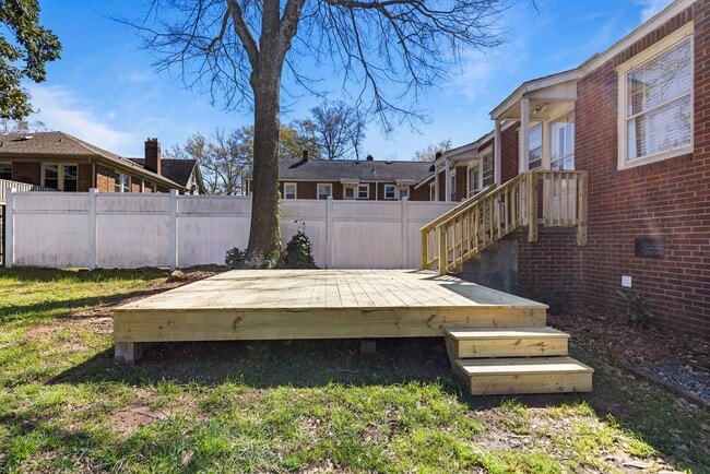 Building Photo - 202 Robinson St