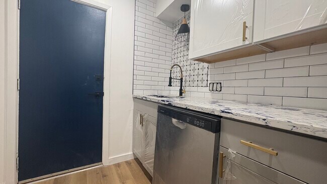 Building Photo - 5618 Phillips Ave