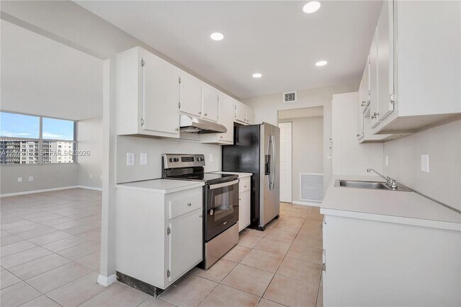 Building Photo - 1300 NE Miami Gardens Dr