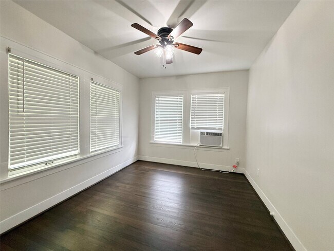 Building Photo - 1136 Berthea St