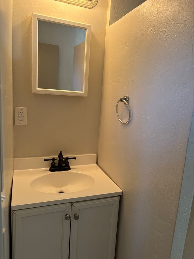 Building Photo - Salt Lake Cottage home 3 bed, 2 baths