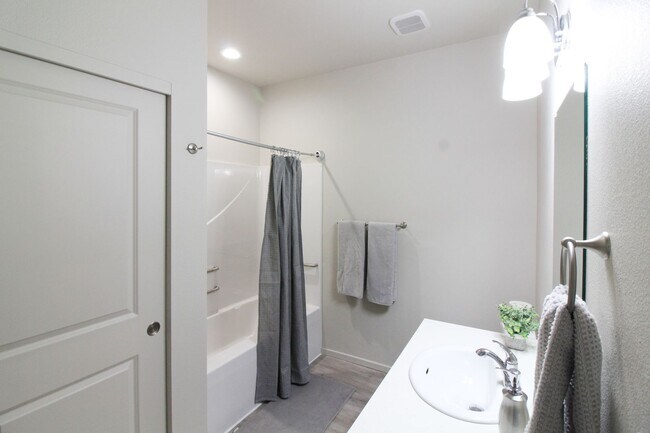 Building Photo - 2 bedroom, 2 bath apartment home in Othello
