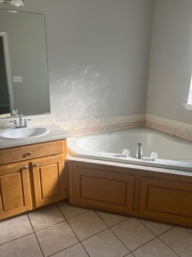 Building Photo - 112 Huntingdon Dr