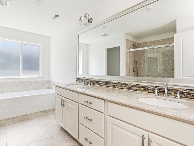 Building Photo - **Beautiful 4-Bedroom Home with A/C, Covered Outdoor Living & Designer Finishes in Bothell** Avai...