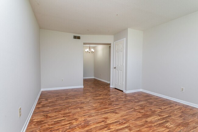 Building Photo - 2502-2502 E Morris Dr