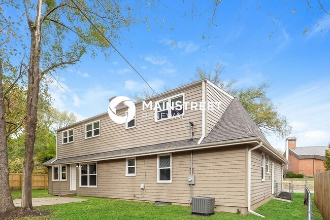 Building Photo - 4 Bedroom Pet-Friendly Home in Overland Park, KS with Main Street Renewal