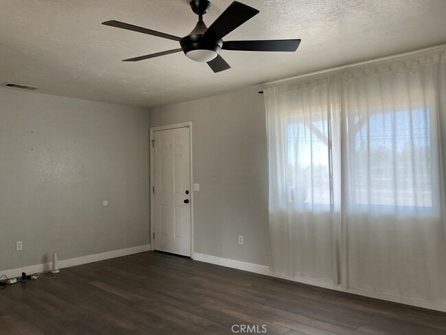 Building Photo - 17965 Live Oak St