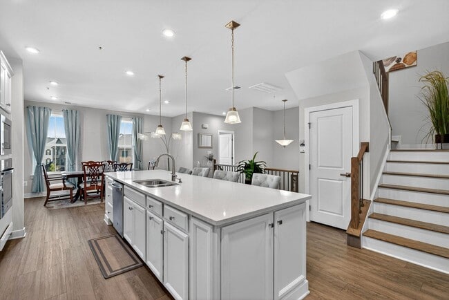 Building Photo - Luxurious 3 Bed 2.5 Bath Townhome In Beautiful Foster's Glen