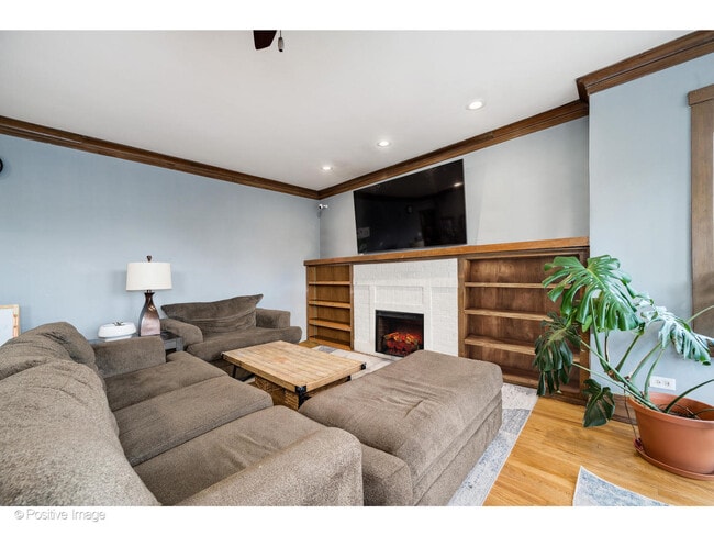 Building Photo - 1462 W Warner Ave