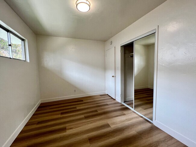 Building Photo - 2BD 1BA Apt Next to USD - Spacious Downstairs Unit, Pet Friendly, 1 Parking Space, No Carpet