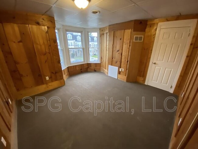 Building Photo - 233 W Jackson St