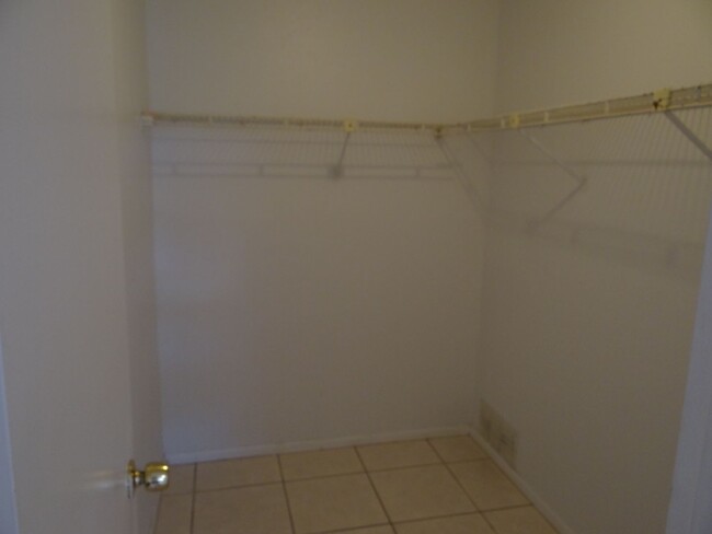 Building Photo - Super Clean Annual 2 bed 1 bath 1 garage h...