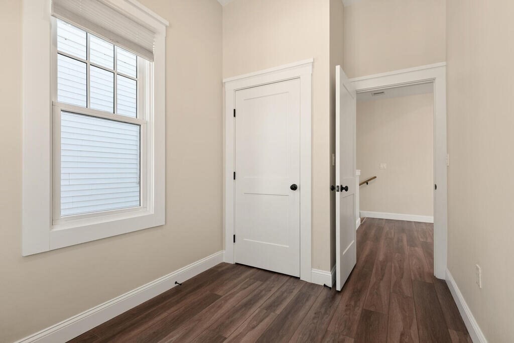 Building Photo - 701 E 2nd St