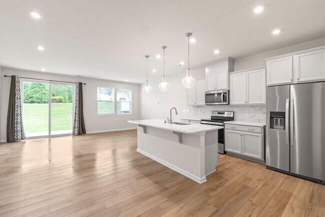 Building Photo - Like-New Townhome in Pristine, Move-In Ready Condition