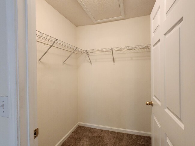 Building Photo - West Side - 3/2 Upstairs Manotak Oaks Condo