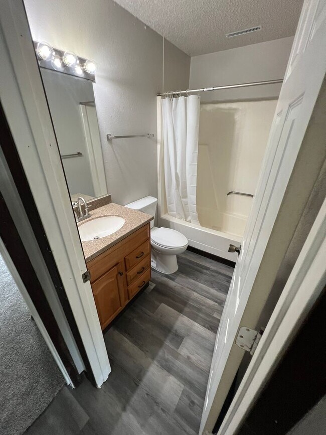 Building Photo - 3 bedroom apartment-NW Ames close to Sawyer Elementary-no pet fees