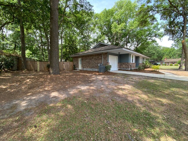 Building Photo - Adorable 3/2 on large corner lot