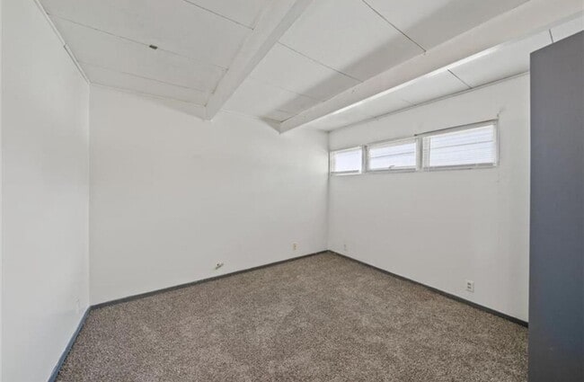 Building Photo - 3 Bed 1.5 Bath Townhome for rent