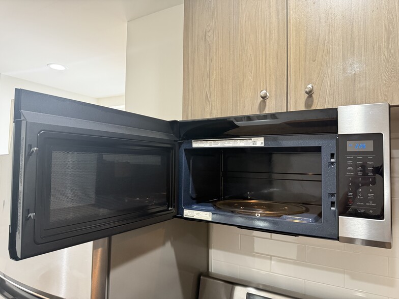 Samsung Microwave - 17606 Roscoe Blvd