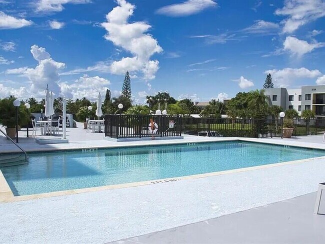 Building Photo - 3040 Lake Shore Dr