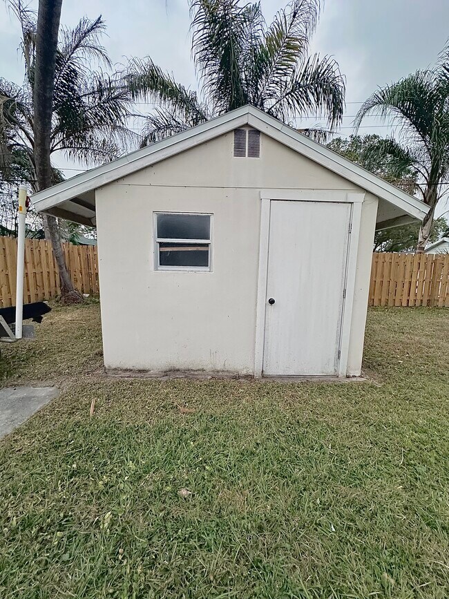 Building Photo - 1050 Nokomis St