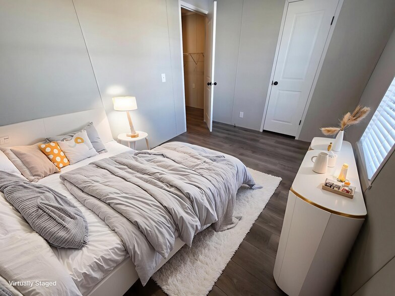 Building Photo - 1404 W Commodore Blvd