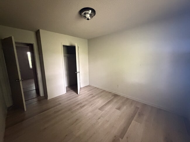 Building Photo - 905 Maple Dr