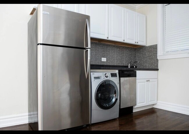 Building Photo - 1056 W Lill Ave