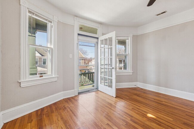 Building Photo - BEAUTIFUL Second Floor Unit in Olde Towne!