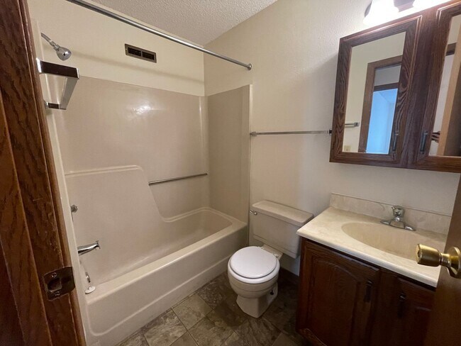 Building Photo - Very spacious 2 bed, 2 bath 4-plex unit lo...