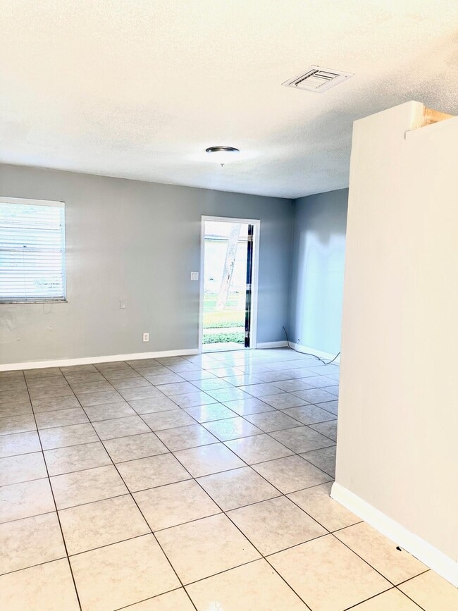 Building Photo - 9326 Sunrise Dr