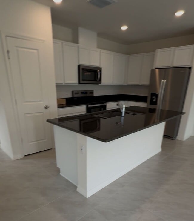 Building Photo - Lake Wales Towhhome