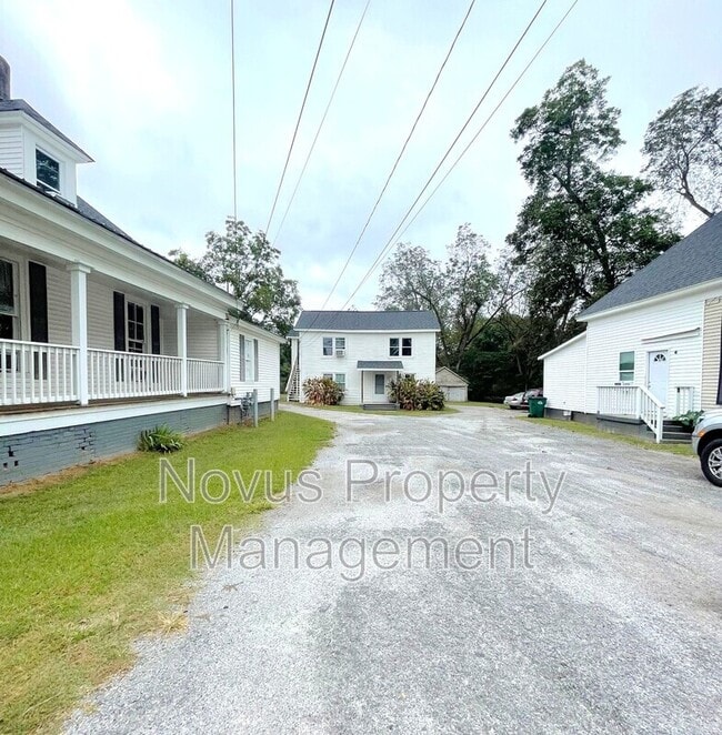 Building Photo - 302 Cedar St