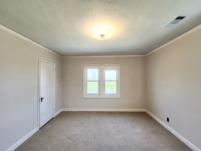 Building Photo - Elegant, spacious home in San Mateo