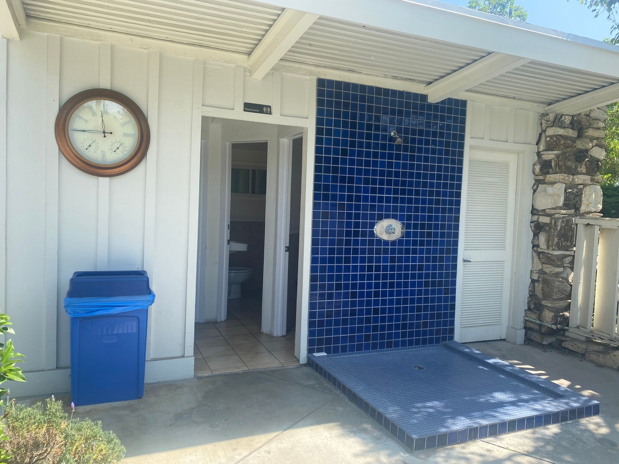 Outdoor shower, bathrooms and changing rooms - 241 S Barrington Ave