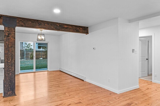 Building Photo - Charming and Renovated 4 Bedroom 2 Bathroo...