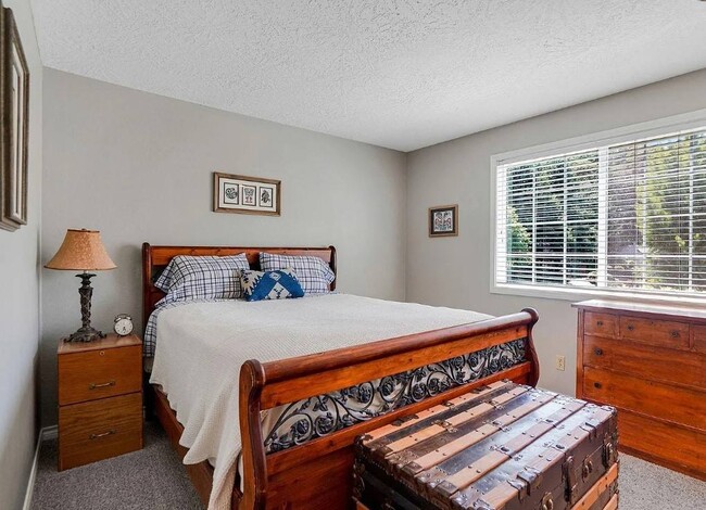 Building Photo - 4634 Croisan Scenic Way S