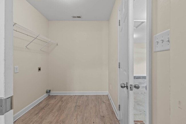 Building Photo - 3 Bedroom 2 Bathroom Home