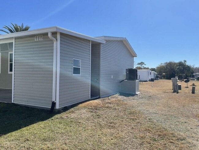 Building Photo - 5631 Pinecrest Dr