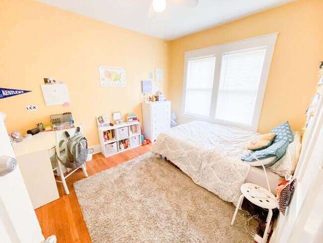 Building Photo - 722 Sunset Dr