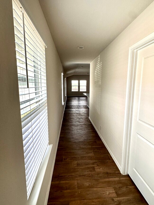 Building Photo - 425 Middle Green Loop