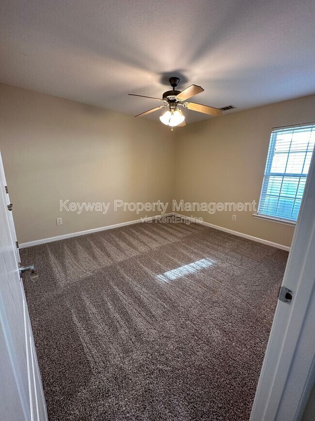 Building Photo - 2136 Sylvan Lake Dr